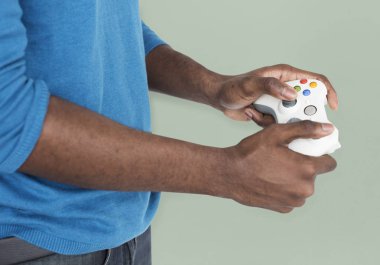 joystick ile Afrika kökenli Amerikalı adam