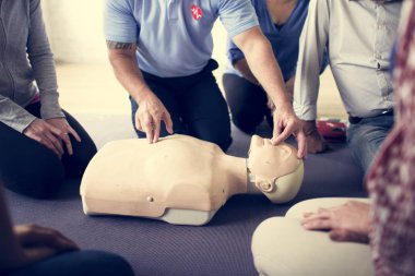 Cpr ilk yardım eğitimi sırasında insanlar