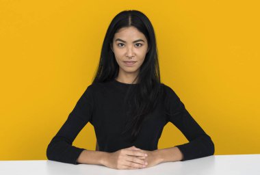 Asyalı kadın tablosu tarafından oturur