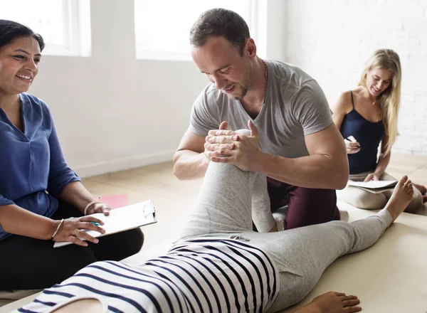 Menschen beim Massagetraining — Stockfoto