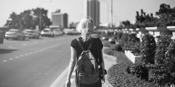 若い女性の旅行者 — ストック写真