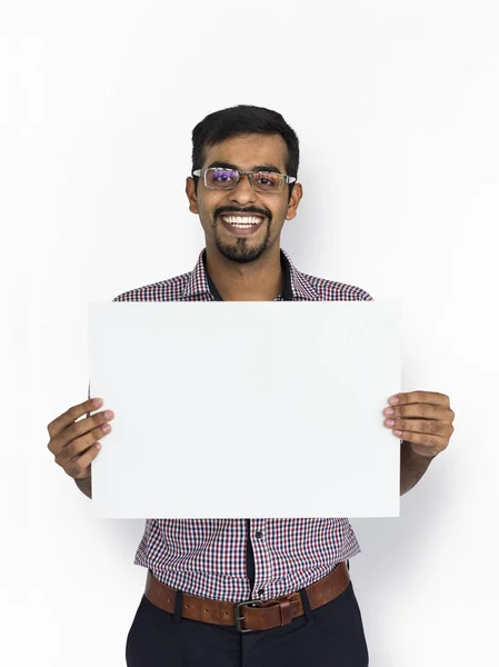 Indiana homem segurando papel em branco — Fotografia de Stock