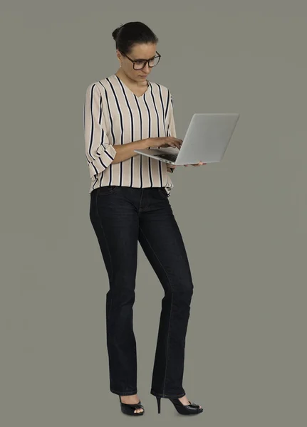 Деловая женщина с ноутбуком — стоковое фото