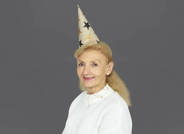 Mulher Sênior usando chapéu de festa — Fotografia de Stock