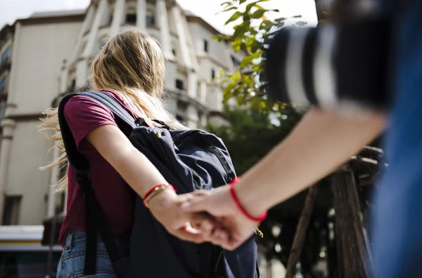 Donna che tiene la mano del fidanzato — Foto Stock