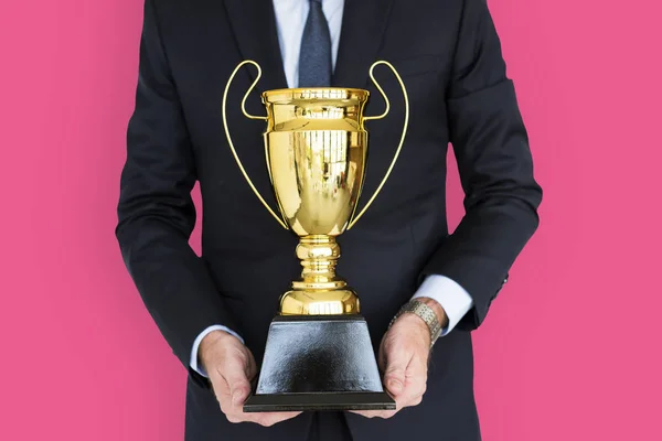 Empresario sosteniendo trofeo — Foto de Stock