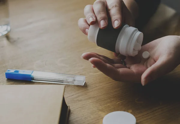 Persona enferma tomando pastillas — Foto de Stock