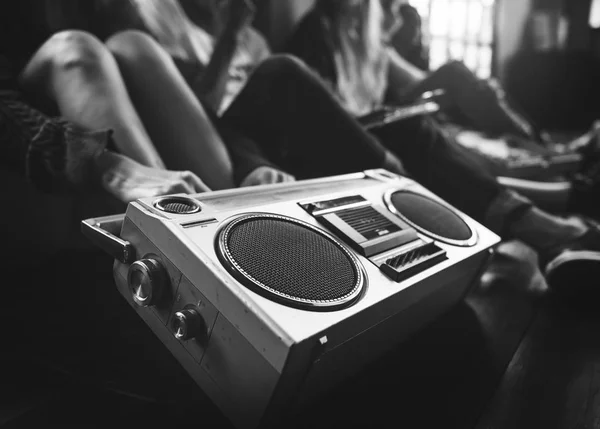 Przyjaciółmi, słuchanie muzyki z boombox — Zdjęcie stockowe
