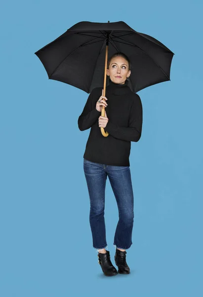 Attraktiv kvinna med paraply — Stockfoto