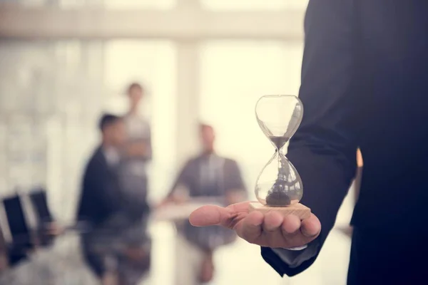 Homem de negócios hilding Hour Glass — Fotografia de Stock