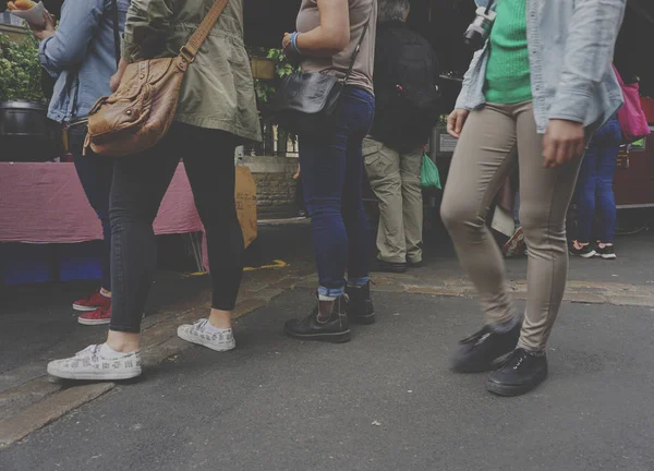 Les gens font la queue pour de la nourriture de rue — Photo