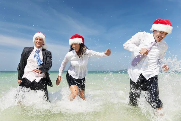 Geschäftsleute amüsieren sich am Strand — Stockfoto