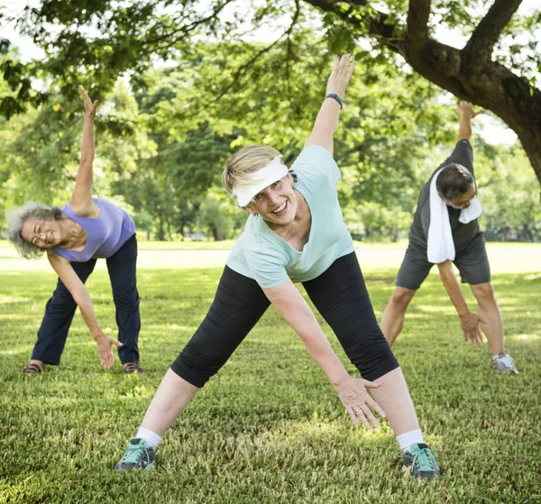 Personas mayores haciendo ejercicio — Foto de Stock