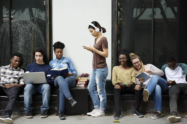 Estudiantes multiétnicos haciendo una lluvia de ideas juntos —  Fotos de Stock