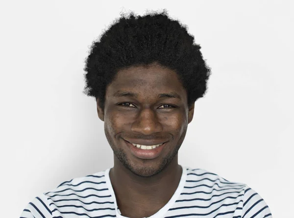 Alkalmi afro-amerikai ember mosolyogva — Stock Fotó