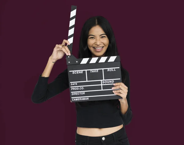 Femme tient dans les mains Clapper Board — Photo