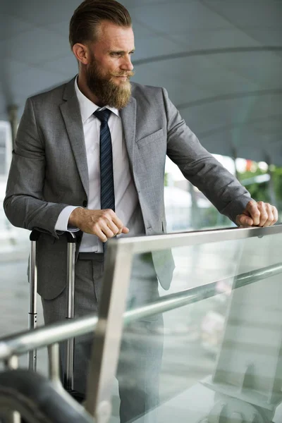 Uomo con bagaglio business — Foto Stock