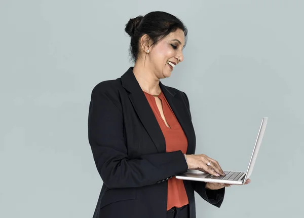 Geschäftsfrau mit Laptop — Stockfoto