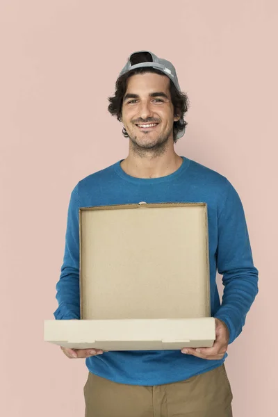 Bonito homem carregando pizza caixa — Fotografia de Stock