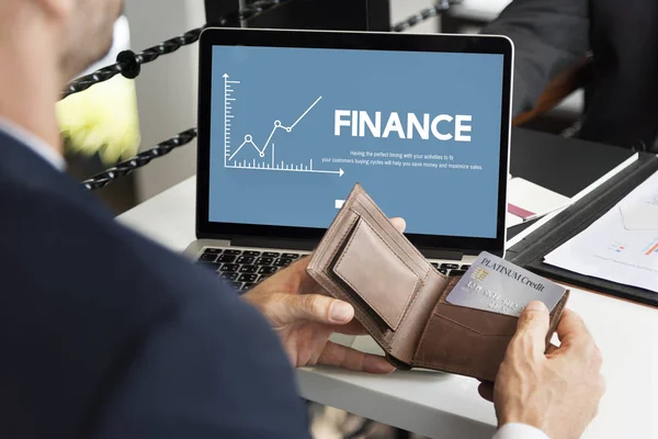 Geschäftsmann mit Laptop im Portemonnaie. — Stockfoto