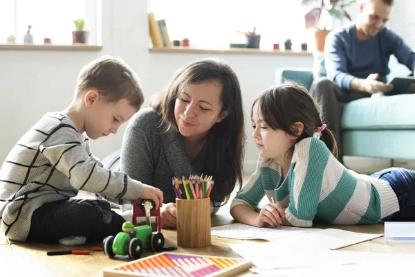 Familie verbringt Zeit miteinander — Stockfoto