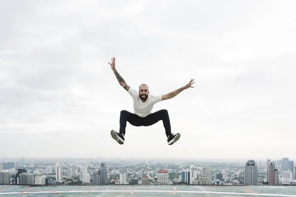 Homem se exercitando no telhado — Fotografia de Stock