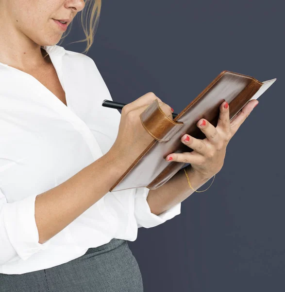 Empresaria escribiendo en cuaderno — Foto de Stock