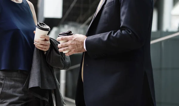 Persone d'affari che hanno conversazione — Foto Stock