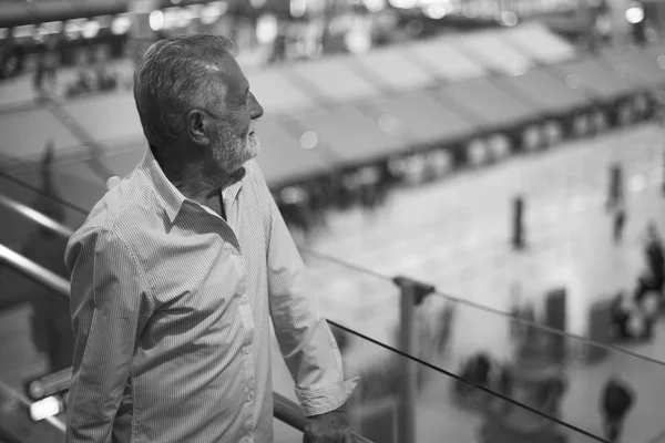 Bărbat care se uită la mulţimea aeroportului — Fotografie, imagine de stoc
