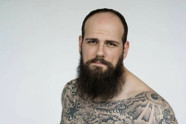 Uomo con barba e tatuaggio — Foto Stock