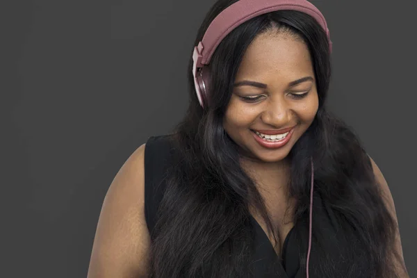 非洲妇女听音乐 — 图库照片