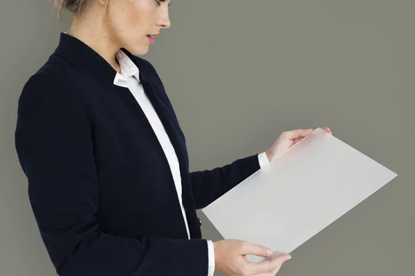 Businesswoman holding document — Stock Photo, Image