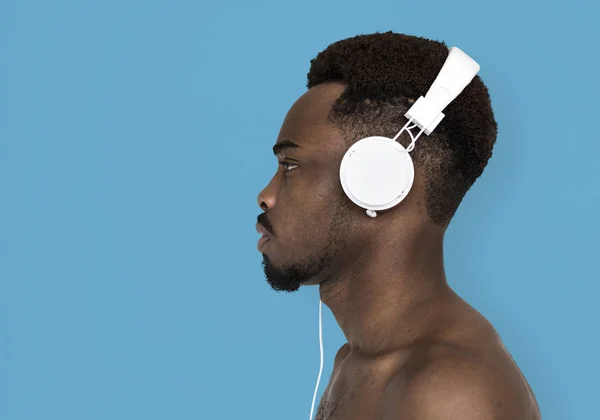 Orang Afrika mendengarkan musik di headphone — Stok Foto