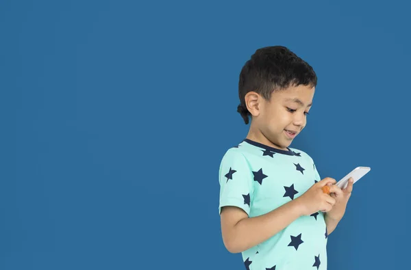 Niño usando smartphone — Foto de Stock