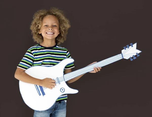 Ragazzo che suona sulla chitarra di carta — Foto Stock