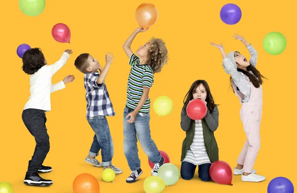 Niños jugando con globos —  Fotos de Stock