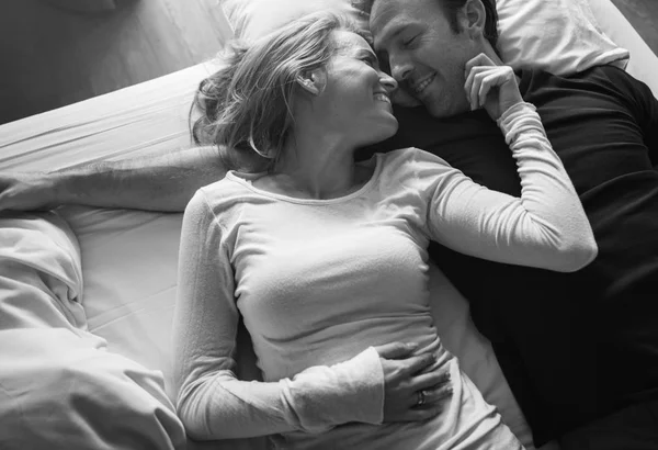Para, leżącego w bad i przytulanie — Zdjęcie stockowe