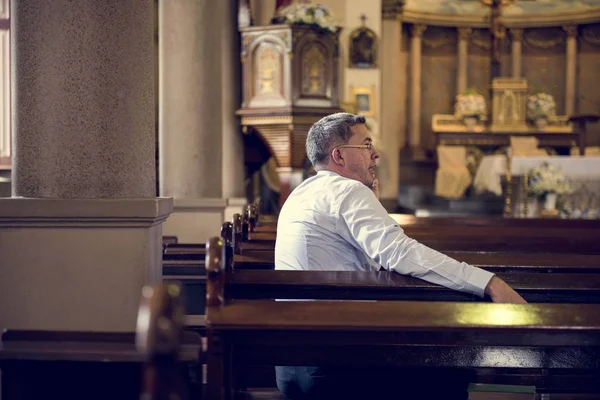 Religieuze man in kerk — Stockfoto