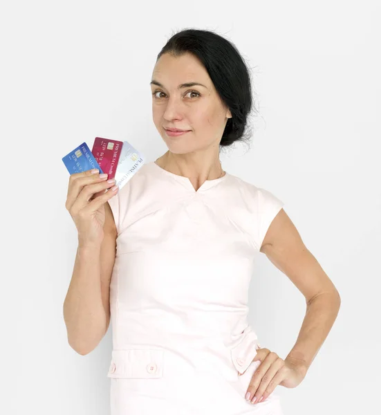 Barna nő Holding hitelkártyát — Stock Fotó