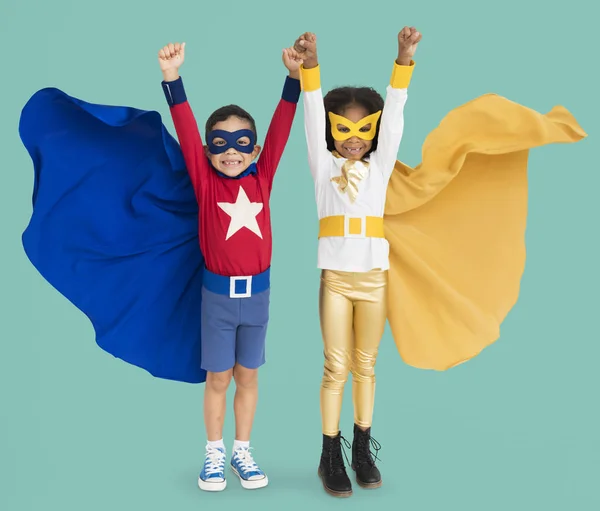 Bambini che indossano costumi da supereroe — Foto Stock