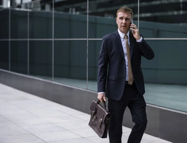 Empresario hablando en Smartphone — Foto de Stock