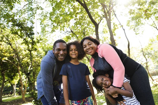 Familia feliz en el parque — Foto de Stock