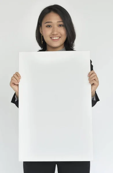 Азіатська бізнес-леді тримає банер — стокове фото