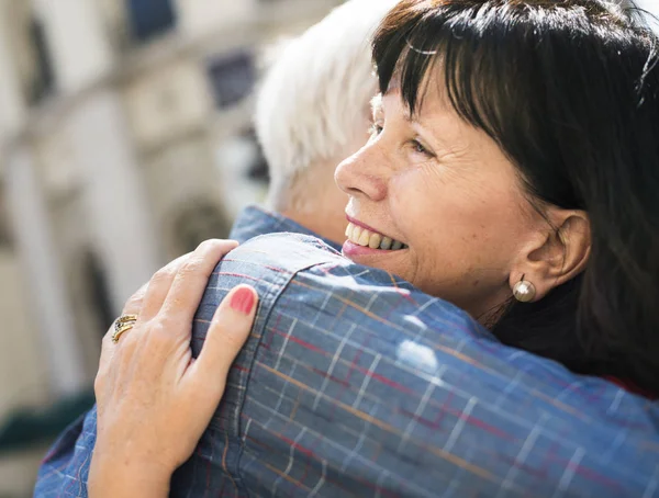 Senior-Paar umarmt — Stockfoto