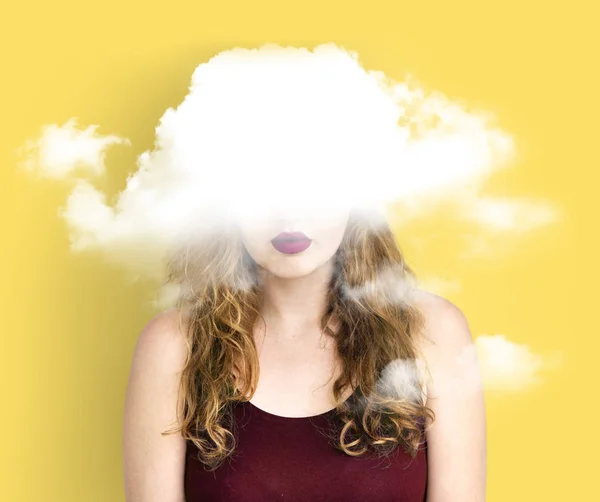 Mulher com nuvem na cabeça — Fotografia de Stock
