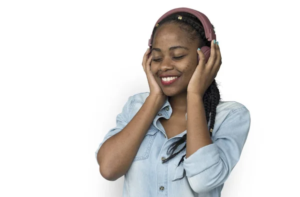 Vrouw luisteren muziek in hoofdtelefoon — Stockfoto
