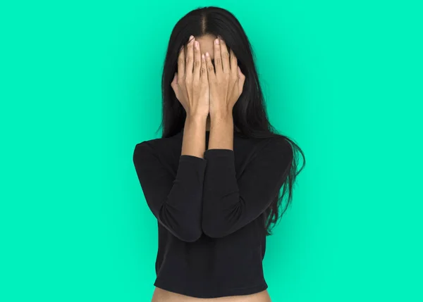 Žena pokrývající obličej rukama — Stock fotografie