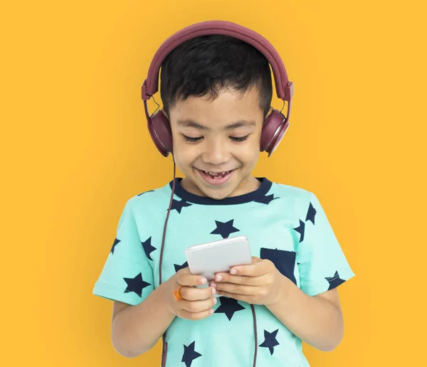 Хлопчик слухає музику з навушниками — стокове фото