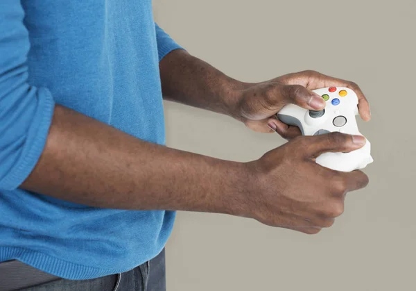 Homme afro-américain avec joystick — Photo