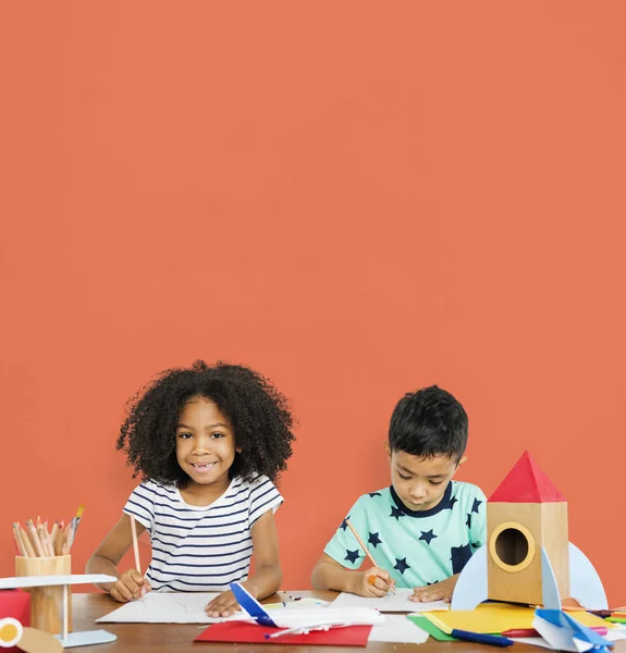 Niños dibujando con lápices — Foto de Stock